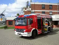 Hilfeleistungslöschgruppenfahrzeug (HLF) 20 der Freiwilligen Feuerwehr Kevelaer, auf Basis 

eines Mercedes-Benz Atego 1529 AF und dem feuerwehrtechnischen Auf- und Ausbau durch die 

Firma Rosenbauer.

Stationiert ist das Fahrzeug beim Löschzug Kevelaer.

DAS HLF ist 02.04.2015 zweck Fototermin vom mir fotografiert worden
