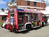 Hilfeleistungslöschgruppenfahrzeug (HLF) 20 der Freiwilligen Feuerwehr Kevelaer, auf Basis 

eines Mercedes-Benz Atego 1529 AF und dem feuerwehrtechnischen Auf- und Ausbau durch die 

irma Rosenbauer.

Stationiert ist das Fahrzeug beim Löschzug Kevelaer.

DAS HLF ist 02.04.2015 zweck Fototermin vom mir fotografiert worden