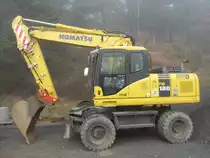 Komatsu PW 180-7 abgestellt auf einem Parkplatz an der B52 am 01.03.2009