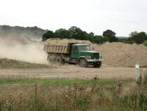 Ein Kraz 255 bei einer rasanten fahrt �ber die Baustelle nahe des BMW-Werkes in Leipzig