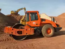Bomag BW 219 DH-4i eingesetzt beim Bau der B50 in der Nähe von Wengerohr am 09.06.2014