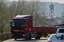 . Dieser Fahrer des DAF XF mit langem Auflieger, hat seine Mühe um die zugeparkte Engstelle zu umfahren.  09.04.2015