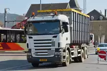 Scania R 420 Absetzkipper kurvt durch eine verrenkte Straße.  09.04.2015