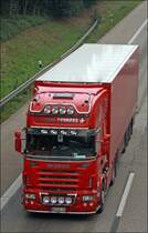 SCANIA \8/ R500 mit Khlauflieger ist in Richtung Norden unterwegs. Achtzehn Lampen lassen die Strae bei Fernlicht Taghell erscheinen...... (21.09.2008)