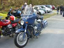 Moto Guzzi V7 700. 1967 - 1976. Die abgelichtete V7 scheint wohl eine ausgedientes Motorrad der italienischen Carabinieri zu sein. Der V2-motor leistet 42 PS aus 704 cm³ Hubraum. Oldtimertreffen beim Schwarzwaldhaus im Neandertal am 12.04.2015.