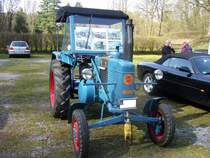 Lanz D2206. 1952 - 1955. Von diesem Modell verließen ca. 6300 Einheiten die Mannheimer Werkshallen. Der liegende 1-Zylinderzweitaktdieselmotor leistet 22 PS aus 2256 cm³ Hubraum. Der abgelichtete Schlepper stammt aus dem Jahr 1954. Oldtimertreffen beim Schwarzwaldhaus im Neandertal am 12.04.2015.