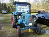 Lanz D2206. 1952 - 1955. Von diesem Modell verließen ca. 6300 Einheiten die Mannheimer Werkshallen. Der liegende 1-Zylinderzweitaktdieselmotor leistet 22 PS aus 2256 cm³ Hubraum. Der abgelichtete Schlepper stammt aus dem Jahr 1954. Oldtimertreffen beim Schwarzwaldhaus im Neandertal am 12.04.2015.