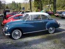 DKW Auto Union 1000 S de Luxe Coupe. Februar 1962 - Juli 1963. Das 1000 S de Luxe Coupe war die Schlußvariante dieser klassischen DKW-Baureihe. In diesem Modell wurden bereits Scheibenbremsen und eine Frischölautomatik verbaut. Für ein solches Modell mußte man DM 7125,00 auf die Theke des DKW-Händlers legen. Der 3-Zylinderzweitaktreihenmotor leistet aus 980 cm³ Hubraum 50 PS. Oldtimertreffen beim  Schwarzwaldhaus  im Neandertal am 12.01.2015.