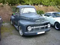 Ford F1 aus dem Modelljahr 1951. Der F1 war ein 0.5to Pickup, der bereits 1948 vorgestellt wurde. Im Jahr 1951 wurde der Kühlergrill auf die drei großen Querstreben geändert. Bei der Motorisierung standen vier Varianten zur Auswahl: Zwei 6-Zylinderreihenmotoren mit 3.3l Hubraum und 95 PS, ein 3.4l (genannt big six) mit 110 PS oder zwei V8-motoren mit 3.8l Hubraum die 100 oder 145 PS leisten. Oldtimertreffen beim  Schwarzwaldhaus  im Neandertal am 12.04.2015.