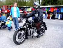 BMW-Motorrad, in rasanter Fahrt zu einer Oldtimerveranstaltung in St.Martin/Innkreis, 150412