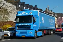 . DAF XF Sattelzug m�ht sich im Verkehr durch enge Vorort Stra�en.  15.04.2015