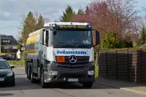 . Mercedes Benz Actros mit Tankaufbau auf dem Weg zum n�chsten Kunden. April 2015