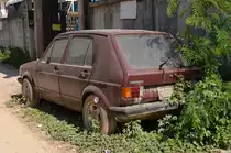 VW Golf I, seine Beste Zeit hat er hinter sich, Chiang Rai, Thailand, Januar 2015.
 Dieses Modell ab 1979  hatte schon die Kunststoffstoßfänger.