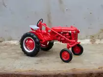 McCormick International Farmall Cub, Baujahr 1956, von Universal Hobbies in 1:43