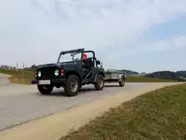 SUZUKI-Jeep zieht einen kleinen Anhänger durch das verzweigte Güterwegsnetz im Mühlviertel;150321