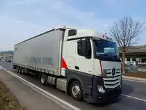 ACTROS-1845 von smidl zieht den 3Achs-Auflieger, mit hochgezogener Liftachse, in Richtung Königswiesen; 150324