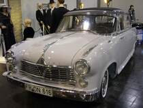 Borgward Hansa 2400 Pullmann-Limousine. 1953 - 1958. Die Hansa 2400 Limousine erschien bereits 1952, kam aber wegen ihres Stromlinienhecks bei den Kunden nicht sonderlich gut an. Daher erweiterte der Borgward-Konzern die Produktpalette um die konservativ gestaltete Limousine. Der 6-Zylinderreihenmotor leistet aus 2337 cm³ Hubraum 100 PS. Im Jahre 1955 kostete ein solcher Luxuswagen DM 12.500,00. Techno Classica am 18.04.2015.