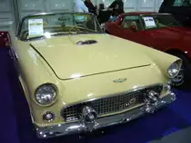 Ford Thunderbird Convertible von 1956. Der abgelichtete T-Bird ist in der seltenen Farbe  buckskin  = Wildleder lackiert. Der V8-motor leistet im Modelljahr 1956 218 PS aus 5112 cm³ Hubraum. Techno Classica am 18.04.2015.