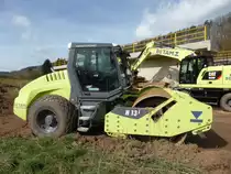 Hamm H 13i wird eingesetzt beim Bau der Ortsumgehung Konz-Könen (12.04.2015)