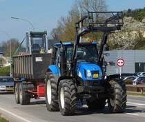 . New Holland Traktor mit beladenem Hänger aufgenommen am 09.04.2015.