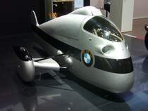 BMW 500 cm³ Weltrekordgespann von 1955. Mit diesem Gespann stellte Wilhelm Noll am 05.10.1955 den absoluten Geschwindigkeitsrekord für Motorradgespanne auf. Auf der Autobahn München/Ingolstadt erreichte er eine Spitzengeschwindigkeit von 280,2 km/h. Der Boxermotor mit zwei Zylindern leistet 75 PS aus 498 cm³ Hubraum. Techno Classica am 18.04.2015.