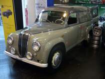 Lancia Appia Furgone. 1956 - 1959. Hier wurde eine recht seltene Kombiversion der zweiten Serie abgelichtet. Der V4-motor leistet 44 PS aus 1090 cm³ Hubraum. Techno Classica am 18.04.2015.
