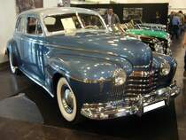 Oldsmobile 98 de Luxe Sedan des Jahrganges 1941. Die Wagen der Series 90 waren die Luxusmodelle dieses Jahrganges. Darunter rangierten Series Dynamic 70 und Special 60. Der Wagen hat einen 8-Zylinderreihenmotor der 110 PS aus 4211 cm³ Hubraum leistet. Techno Classica am 18.04.2015.