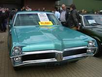 Pontiac Catalina Series 252 des Modelljahres 1967. Der V8-motor mit 6555 cm³ Hubraum leistet in diesem Modell 290 PS. Außengelände der Techno Classica am 18.04.2015.