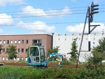 Ein Sunward Minikompaktbagger neben die Eisenbahnstrecke Leiden - Alphen aan den Rijn. Fotografiert in Leiden, Niederlande am 14-09-2008.