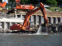 FIAT-Kobelco EX 355 planscht am 23.05.2006 bei Grevenmacher (Lux.) in der Mosel