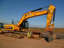 JCB JS 290 NLC beim Bau der B50 in der Nähe von Wengerohr am 08.04.2012