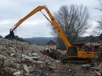 JCB JS 300 LC beim Abriß ehemaliger französischer Kasernen in Wittlich (04.02.2007)