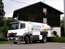 MB-Tanklastwagen mit der Aufschrift fr ein Schwefelfreies Heizl bei einer Hauszustellung; 080922