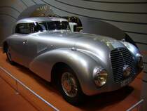 Mercedes Benz W29 540K Stromlinienwagen von 1938. Der Mercedes Benz 540K Stromlinienwagen krönt die Entwicklung aerodynamisch optimierter Fahrzeuge in den 1930´er Jahren. Das Einzelstück auf Basis des Top-Sportwagens von Mercedes Benz aus dem Jahr 1938 setzt technische und ästhetische Maßstäbe. Der 8-Zylinderreihenmotor mit Kompressor leistet 180 PS aus 5401 cm³ Hubraum. Techno Classica am 18.04.2015.