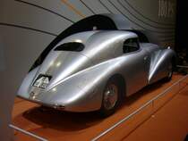 Heckansicht eines Mercedes Benz W29 540 K Stromlinienwagen von 1938. Das IT auf dem Vorkriegskennzeichen des Wagens weist auf eine Zulassung in der Provinz Hessen-Nassau hin. Techno Classica am 18.04.2015.