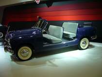 Profilansicht eines Seat 1400  Visitas  von 1954. Techno Classica am 18.04.2015.