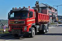 . Volvo Kipper wird an einer Straenbaustelle beladen.  22.04.2015