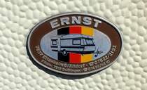Ernst Caravan, Logo an einem Wohnwagen der Firma fr mobiles Reisen aus Baden-Wrttemberg, April 2015