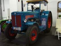 Hanomag Robust 800. 1964 - 1969. Der Robust war der Hanomag-Traktor mit dem Hubraum größten Motor. Der 4-Zylinderdieselmotor leistet 75 PS aus 6786 cm³ Hubraum. Techno Classica am 18.04.2015.