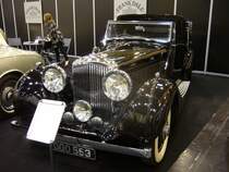 Bentley 4.5 Litre Sedanca Coupe mit einer Karosserie von Hooper-Coachbuilders/London aus dem Jahr 1939. Eine Besonderheit dieses Klassikers ist die Gravur der Initialien der Erstbesitzerin, Lady Duff Ashton-Smith, im Gehäuse der vorderen Scheinwerfer. Der 6-Zylinderreihenmotor leistet 140 PS aus 4257 cm³ Hubraum. Techno Classica am 18.04.2015.