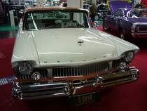 Mercury Monterey Hardtop Sedan des Jahrganges 1957. Der Monterey war die niedrigste Ausstattungsvariante dieses Modelljahres. Darüber rangierten der Montclair und als Spitzenmodell der Turnpike Cruiser. Von diesem Modell in der abgelichteten Karosserievariante, verkaufte Mercury in dem Modelljahr 22475 Fahrzeuge. Der Einstiegspreis lag bei US$ 2763,00. Motorisiert war der Monterey grundsätzlich mit einem V8-motor der 255 PS aus 5110 cm³ leistet. Techno Classica am 18.04.2015.
