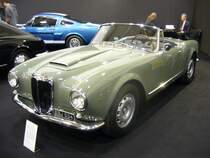 Lancia B24S Convertibile. 1954 - 1958. Bei seiner Vorstellung hieß dieses Modell noch B24 Spider. Nach nur einem Jahr Produktionszeit erfolgte die Umbenennung auf Convertibile. Insgesamt wurden von diesem zeitlos schönen Cabriolet 521 Einheiten produziert. Die Motorisierung erfolgt durch einen V6-motor mit 2451 cm³ Hubraum, der 118 PS leistet. Techno Classica am 18.04.2015.
