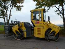 Bomag BW 154 AD-4 abgestellt auf einem Parkplatz an der B268 in der Nähe von Pellingen (04.10.2014)
