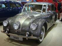 Tatra 87. 1937 - 1950. Der vom legendären Hans Ledwinka konstruierte 87´er wurde ca. 3000 lief ca. 3000 mal im tschechischen Koprivnice vom Band. Der im Heck verbautel luftgekühlte
V8-motor leistet aus 2968 cm³ Hubraum 75 PS und verhilft dem Wagen mit einem cw-Wert von 0,36 zu einer Höchstgeschwindigkeit von 160 km/h. Techno Classica am 18.04.2015.