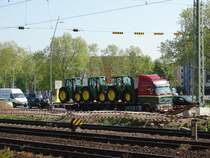 Volvo LKW mit neuen John Deere Traktoren am 24.04.15 in Mannheim