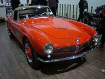BMW 507 Touring Sport Roadster. 1956 - 1959. Der von Albrecht Graf Goertz gezeichnete 507 war der Star der Frankfurter Automobil Ausstellung im Jahr 1955. Es wurden 252 Einheiten produziert. Der V8-motor mit 3168 cm³ Hubraum leistet 150 PS, bzw. in der USA-Ausführung 
195 PS. Bei der USA-Ausführung wurde die Verdichtung von 1:7,8 auf 1:9 erhöht. Techno Classica am 18.04.2015.