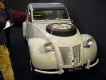 Citroen 2CV AZ 4x4  Sahara . 1958 - 1967. Hier wurde eine von 700 gebauten 4x4 2CV abgelichtet. Die Besonderheit bei dieser  Ente  ist, das für jede angetriebene Achse jeweils ein Motor im Bug und im Heck verbaut ist. Jeder der zwei 2-Zylinderboxermotoren leistet 16,5 PS aus 425 cm³ Hubraum. Die abgelichtete  Sahara-Ente  entstammt dem Baujahr 1966. Techno Classica am 18.04.2015.