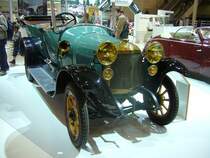 Laurin & Klement So-200. 1919 - 1924. Die Firma Laurin & Klement baute seit 1905 Automobile und ging 1925 im Skoda-Konzern auf. Der hier abgelichtete So-200 wurde 1921 gebaut. Insgesamt wurden von dieser Baureihe 581 Exemplare produziert. Der 4-Zylinderreihenmotor leistet 25 PS aus 2413 cm³ Hubraum. Techno Classica am 18.04.2015.