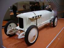 Mercedes Benz  Blitzen-Benz  von 1909. Mit diesem Rennwagen wurde 1909 auf der englischen Brooklands-Bahn eine Durchschnittsgeschwindigkeit von 202,7 km/h erreicht. Zwei Jahre später stellte der Amerikaner Bob Burman auf der Sandpiste von Daytona mit diesem Wagen einen Geschwindigkeitsrekord von 228,1 km/h auf. Der 4-Zylinderreihenmotor leistet 200 PS aus 21504 cm³ Hubraum. Techno Classica am 18.04.2015.