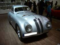 BMW 328  Touring  Coupe von 1939. Für die Rennsaison 1939 ließ BMW ein Fahrgestell des 328 bei der Carozzeria Touring/Milano mit einem Coupe Aufbau bauen. Der hier abgelichtete Wagen gewann die Mille Miglia von 1940 mit den Fahrern Huschke von Hanstein und Walter Bäumer. Die von den Italienern Superleggera genannte Karosserie bestand aus besonders dünnen Aluminiumblechen. Der spezielle 6-zylindrige Rennmotor in diesem Coupe leistet 135 PS aus 1971 cm³ Hubraum. Techno Classica am 18.04.2015.